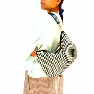 Clare V NWT cream & black zig zag moyen Messenger SOLD OUT goes with eve…